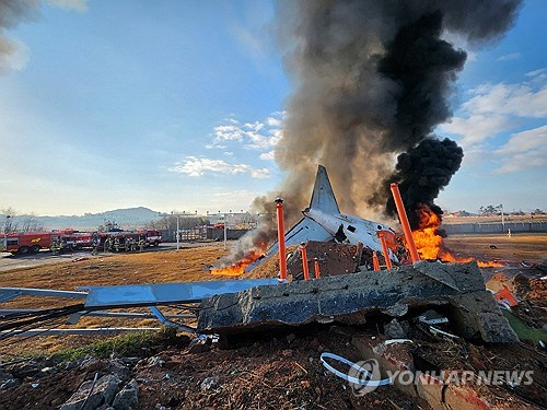 29일 오전 9시 7분쯤 전남 무안국제공항에서 착륙 중이던 항공기가 활주로를 이탈해 소방당국이 출동, 진화작업을 벌이고 있다. 연합뉴스